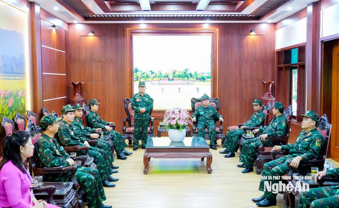 Đại tướng Nguyễn Tân Cương - Tổng Tham mưu trưởng, Thứ trưởng Bộ Quốc phòng và đoàn công tác thăm Ban Quản lý Khu Di tích Quốc gia đặc biệt Kim Liên. Ảnh: Phạm Bằng