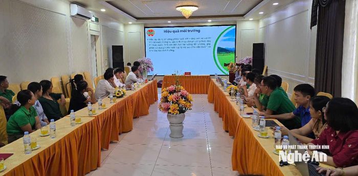 Đại biểu theo dõi báo cáo kết quả Dự án Nông dân canh tác lúa thân thiện với môi trường. Ảnh: Bùi Thọ