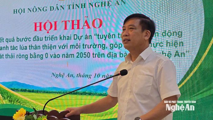 Đồng chí Tạ Quang Sáng - Giám đốc Trung tâm Khuyến nông tỉnh Nghệ An phát biểu tham luận tại hội thảo. Ảnh: Bùi Thọ