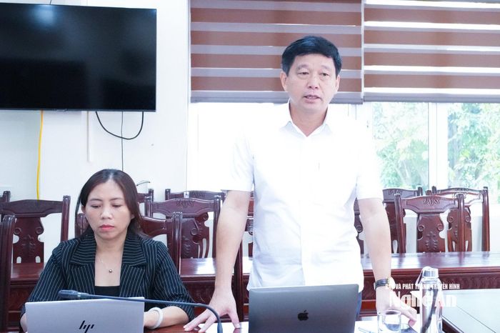 Phó Chủ tịch Uỷ ban MTTQ Việt Nam tỉnh, Chủ tịch LĐLĐ tỉnh tham gia ý kiến tại hội nghị. Ảnh: Mai Hoa