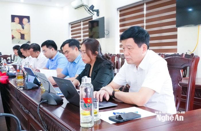 Các đồng chí Ban Thường vụ Đảng ủy, Ban Chấp hành Đảng bộ Mặt trận Tổ quốc và các đoàn thể tỉnh tham dự hội nghị. Ảnh: Mai Hoa