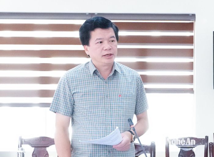 Đồng chí Nguyễn Đình Hùng - Ủy viên Ban Thường vụ Tỉnh ủy, Phó Chủ tịch Thường trực Ủy ban MTTQ Việt Nam tỉnh, Phó Bí thư Thường trực Đảng ủy Mặt trận Tổ quốc và các đoàn thể tỉnh tham gia ý kiến tại hội nghị. Ảnh: Mai Hoa