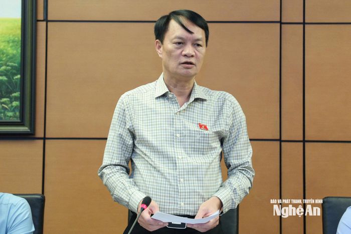 Đại biểu Lương Đình Hưng - Phó Tư lệnh Pháp luật Cảnh sát biển Việt Nam phát biểu thảo luận. Ảnh: Ảnh: Việt Anh