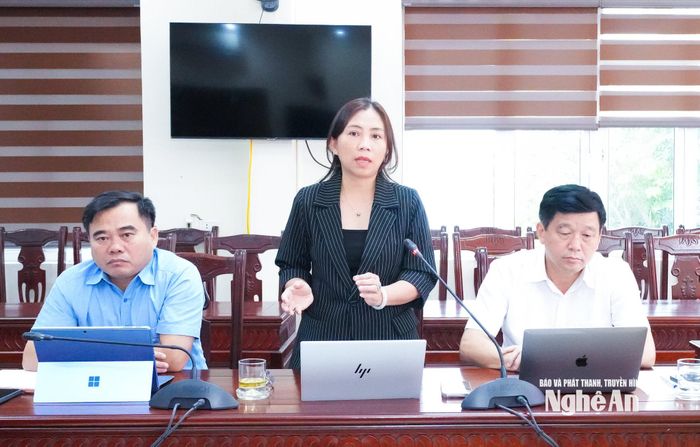Phó Chủ tịch Ủy ban MTTQ Việt Nam tỉnh, Chủ tịch Hội LHPN tỉnh Hoàng Thị Thu Hiền nêu một số hoạt động của Hội Phụ nữ trong Tuần lễ Văn hóa - Đại đoàn kết năm 2026, trong đó có hoạt động dân ca, dân vũ, trình diễn áo dài. Ảnh: Mai Hoa