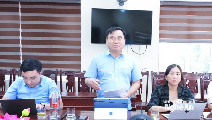 Phó Chủ tịch Ủy ban MTTQ Việt Nam tỉnh, Chủ tịch Hội Nông dân tỉnh Nguyễn Viết Hùng nêu một số hoạt động của Hội Nông dân trong Tuần lễ Văn hóa - Đại đoàn kết năm 2026, trong đó có hoạt động quảng bá, giới thiệu, bán sản phẩm nông nghiệp. Ảnh: Mai Hoa
