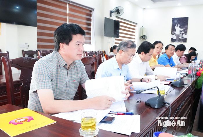 Lãnh đạo Ủy ban MTTQ Việt Nam tỉnh và các tổ chức tham dự phiên họp. Ảnh: Mai Hoa