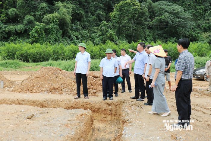 Đồng chí Nguyễn Văn Đệ - Ủy viên Ban Thường vụ Tỉnh ủy, Phó Chủ tịch UBND tỉnh đánh giá cao tiến độ thi công dự án bố trí ổn định dân cư tập trung thôn Vĩnh Hoàn, xã Con Cuông. Ảnh: Nguyễn Nam