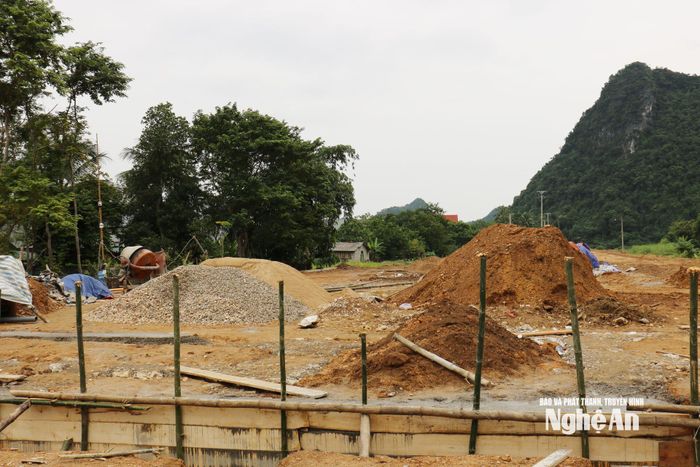 Nền, móng của dự án bố trí ổn định dân cư tập trung thôn Vĩnh Hoàn, xã Con Cuông đến thời điểm hiện nay cơ bản đáp ứng được tiến độ. Ảnh: Nguyễn Nam