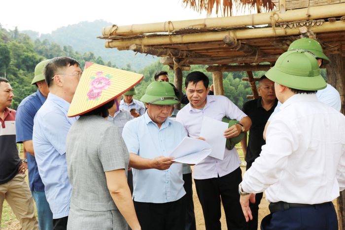Lãnh đạo xã Châu Khê đề xuất với lãnh đạo UBND tỉnh phương án quyết toán giai đoạn 1 và tiếp tục điều chỉnh, bổ sung nguồn vốn để thực hiện dự án giai đoạn 2. Ảnh: Nguyễn Nam