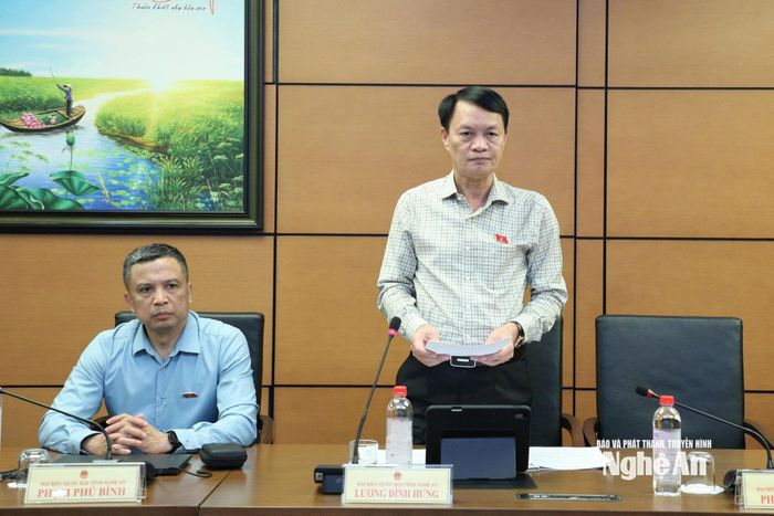 Đại biểu Lương Đình Hưng - Phó Tư lệnh pháp luật Cảnh sát biển Việt Nam phát biểu thảo luận. Ảnh: Việt Anh