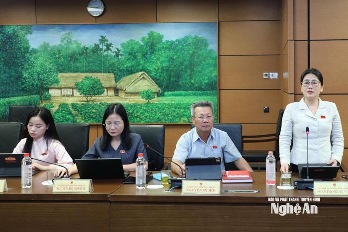Đại biểu Phan Thị Nguyệt Thu - Chánh án TAND tỉnh phát biểu thảo luận. Ảnh: Việt Anh