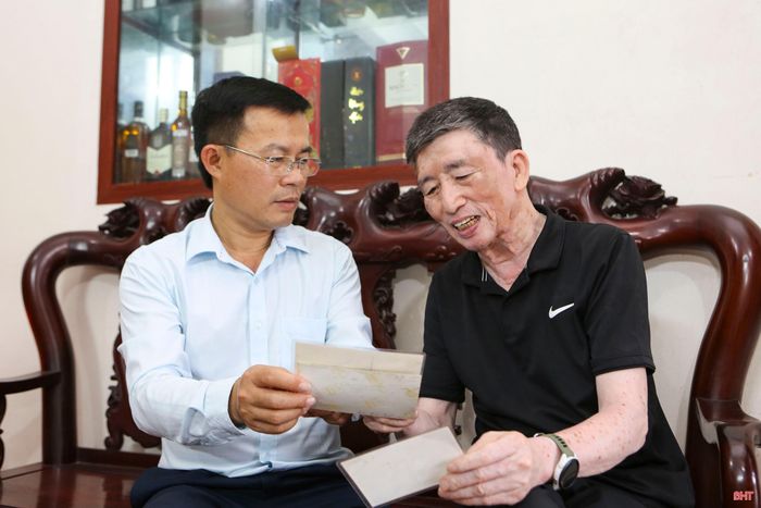 Tiến sĩ Nguyễn Tùng Lĩnh - Chủ tịch Hội Liên hiệp VHNT Hà Tĩnh cùng ông Thái Minh Hiền xem lại những bức ảnh kỷ niệm về nhà nghiên cứu Thái Kim Đỉnh.