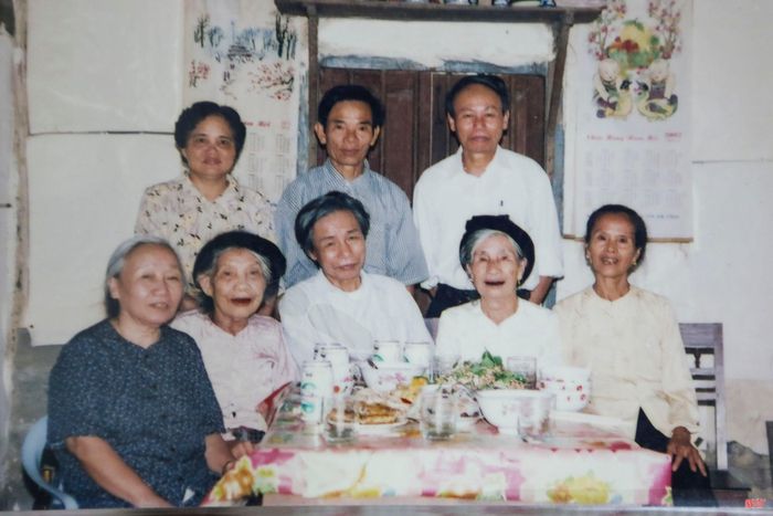  Nhà nghiên cứu Thái Kim Đỉnh chụp ảnh cùng anh chị em chú, bác trong gia đình trong một dịp về quê nhà ở xã Đức Minh. Ảnh tư liệu gia đình cung cấp. 