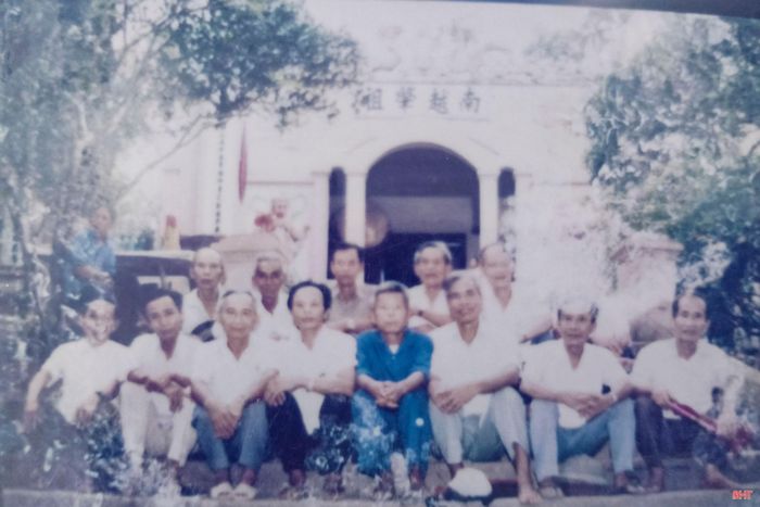  Nhà nghiên cứu Thái Kim Đỉnh (hàng đầu, thứ 2 từ trái qua) cùng các nhà nghiên cứu, văn nghệ sĩ Hà Tĩnh trong một chuyến tham quan, điền dã. Ảnh tư liệu gia đình cung cấp. 