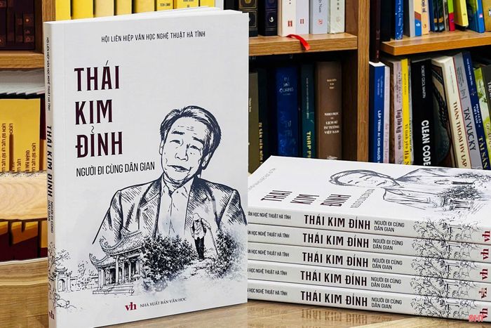Cuốn sách "Thái Kim Đỉnh - người đi cùng dân gian" là ấn phẩm do Hội Liên hiệp VHNT Hà Tĩnh chủ biên, NXB Văn học ấn hành, ra mắt nhân dịp kỷ niệm 100 năm ngày sinh của ông.