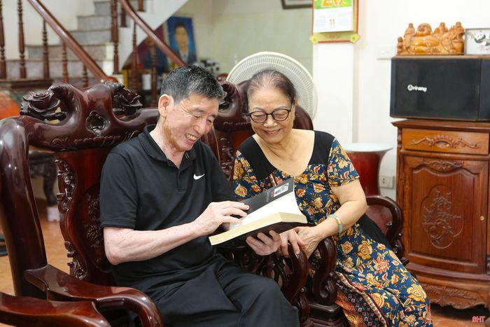 Ông Thái Minh Hiền cùng vợ là bà Hoàng Thị Lan xem lại cuốn sách "Chùa cổ Hà Tĩnh" - công trình là kết quả sau những tháng ngày ông chở bố mình rong ruổi khắp các làng quê sưu tầm tư liệu.