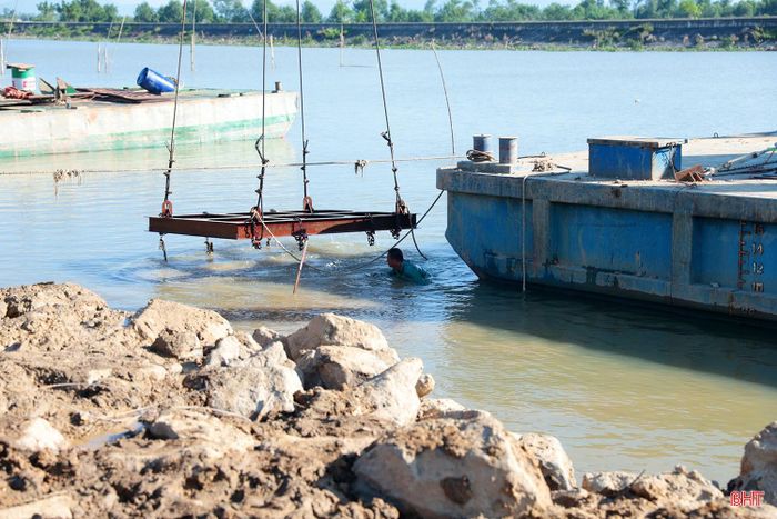 Các rọ đá hộc sẽ góp phần gia cố vững chắc phần chân kè dọc bờ sông Rào Cái, hạn chế tình trạng sạt lở, bảo vệ khu dân cư liền kề, nhất là trong mùa mưa lũ khi mực nước sông dâng cao.
