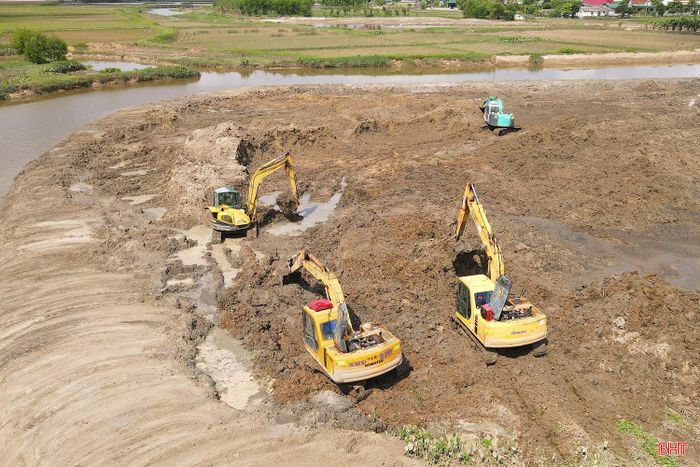 Hiện nay, chủ đầu tư đang đốc thúc các nhà thầu tập trung nhân lực, máy móc, thiết bị đẩy nhanh tiến độ các hạng mục thi công với mục tiêu hoàn thành toàn bộ hợp phần dự án trong năm 2026.