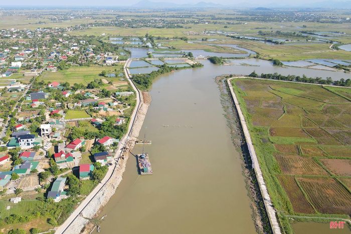 Theo báo cáo của Ban QLDA đầu tư xây dựng công trình nông nghiệp và phát triển nông thôn tỉnh Hà Tĩnh, đến nay, khối lượng thi công hợp phần hạ du hồ Kẻ Gỗ đạt 79% giá trị hợp đồng.