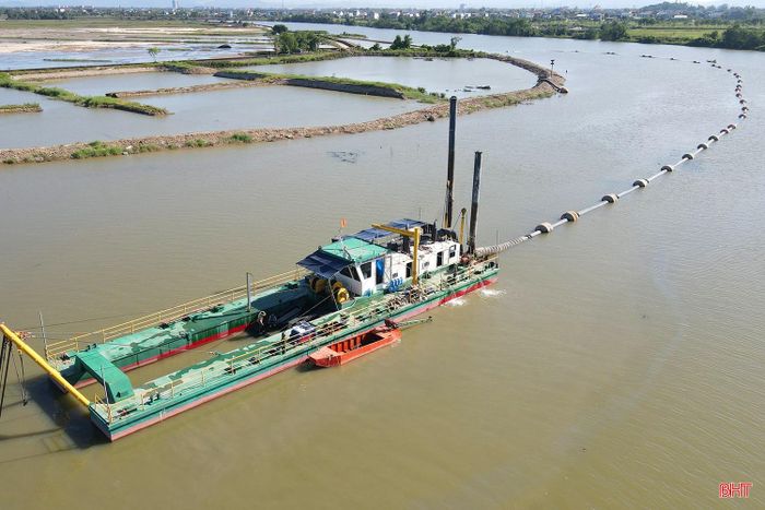 Xuôi theo sông Rào Cái, đoạn gần cầu Đò Hà, giáp ranh phường Thành Sen và xã Thạch Lạc, tàu hút bùn công suất lớn đang nạo vét lòng sông, đưa bùn qua hệ thống ống dẫn nổi đến bãi thải. Công việc này nhằm cải tạo, mở rộng lòng dẫn trục tiêu chính, tăng khả năng tiêu thoát nước vào mùa mưa lũ, nhất là khi hồ Kẻ Gỗ xả tràn điều tiết.