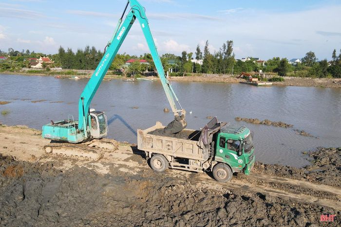 Dự án tăng cường khả năng thoát lũ hạ du hồ Kẻ Gỗ, tỉnh Hà Tĩnh được Bộ Nông nghiệp và Phát triển nông thôn (nay là Bộ Nông nghiệp và Môi trường) phê duyệt tháng 7/2023, với tổng mức đầu tư 950 tỷ đồng. Dự án gồm 2 hợp phần: đầu mối hồ Kẻ Gỗ có tổng mức đầu tư 350 tỷ đồng, do Ban Quản lý Đầu tư và xây dựng Thủy lợi 1 làm chủ đầu tư; hạ du hồ Kẻ Gỗ có tổng mức đầu tư 600 tỷ đồng, do Ban QLDA đầu tư xây dựng công trình nông nghiệp và phát triển nông thôn tỉnh Hà Tĩnh làm chủ đầu tư.