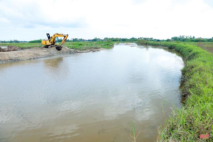 Cùng với việc nạo vét, mở rộng lòng sông, nhà thầu tiến hành đắp đất gia cố bờ bao.