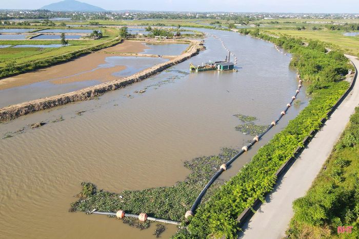 Kỹ sư Lê Khắc Giang - Phó Giám đốc Ban điều hành dự án Công ty CP Xây dựng thương mại Thới Bình, cho biết đơn vị đảm nhận thi công hạng mục cải tạo, mở rộng lòng dẫn các trục tiêu chính và gia cố rọ đá tại những đoạn xung yếu trên sông Rào Cái, từ cầu Phủ 2 đến cầu Đò Hà. Khởi công từ tháng 6/2025, đến nay, công trình đạt 85% giá trị hợp đồng. Quá trình thi công từng gặp một số khó khăn về mặt bằng, song nhờ sự hỗ trợ tích cực của chủ đầu tư và chính quyền địa phương, các vướng mắc đã được tháo gỡ.