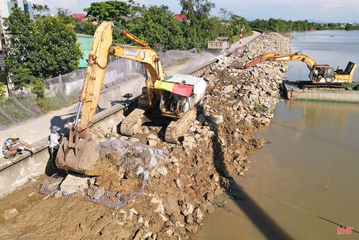 Hợp phần hạ du hồ Kẻ Gỗ gồm các hạng mục: xây dựng mới 2 tuyến đê bao thành phố Hà Tĩnh (cũ) dài 2,98 km và cải tạo mở rộng lòng dẫn các trục tiêu chính và các tuyến nhánh của sông Cày, sông Rào Cái dài 74,27 km, đảm bảo tiêu thoát lũ.