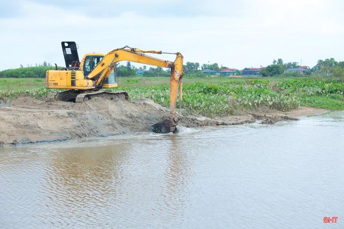 Tại hạng mục nạo vét tuyến nhánh sông Rào Cái, đoạn qua xã Thạch Lạc, Công ty CP Xây dựng Thủy lợi Cà Mau cũng đang khẩn trương triển khai thi công.