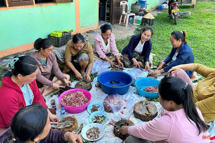 Người dân bản Phôn Hôm chuẩn bị bữa ăn, thể hiện tình cảm gần gũi, gắn bó với cán bộ, chiến sĩ Đội Quy tập Hà Tĩnh như người thân trong gia đình.