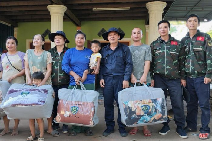Cán bộ, chiến sĩ Đội Quy tập Hà Tĩnh trao tặng quà, nhu yếu phẩm cho người dân Lào, góp phần sẻ chia khó khăn, thắt chặt tình cảm gắn bó với Nhân dân nước bạn.
