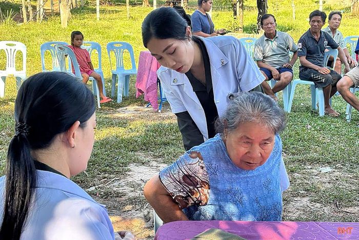 Đội Quy tập hài cốt liệt sĩ Hà Tĩnh phối hợp với Trạm Y tế cụm bản khám bệnh, tư vấn sức khỏe và cấp phát thuốc miễn phí cho người dân bản Phôn Hôm, tỉnh Bolikhămxay (Lào).