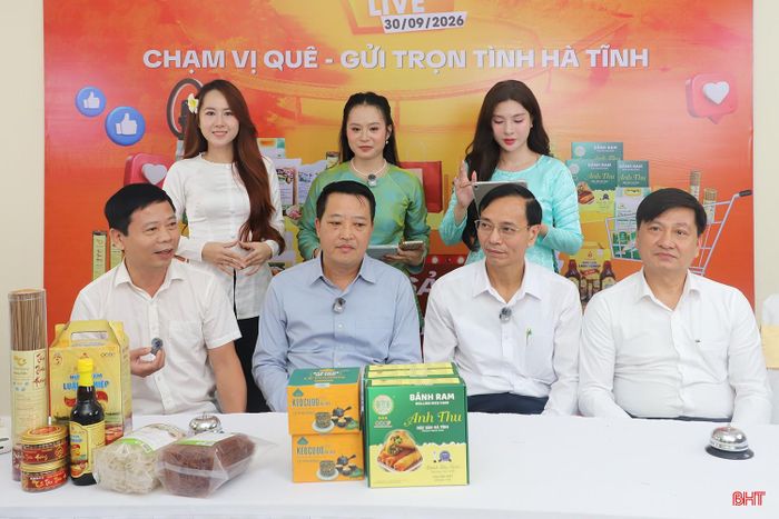 Lãnh đạo các sở, ngành ở Hà Tĩnh tham gia livestream quảng bá sản phẩm địa phương.