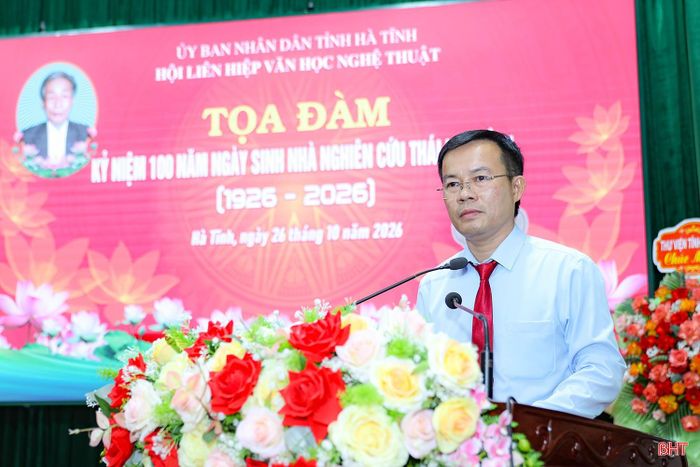 Chủ tịch Hội Liên hiệp Văn học Nghệ thuật Nguyễn Tùng Lĩnh phát biểu khai mạc tọa đàm.