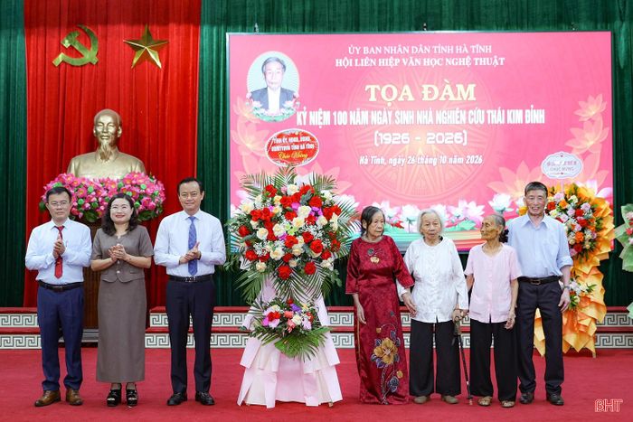 Đồng chí Hà Văn Hùng - Ủy viên Ban Thường vụ, Trưởng ban Tuyên giáo Tỉnh ủy, đồng chí Nguyễn Thị Nguyệt - Phó Chủ tịch UBND tỉnh tặng hoa chúc mừng đại diện gia đình nhà nghiên cứu Thái Kim Đỉnh.