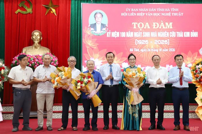  Đồng chí Hà Văn Hùng - Ủy viên Ban Thường vụ, Trưởng ban Tuyên giáo Tỉnh ủy tặng hoa chúc mừng thành viên của Nhóm Địa phương học Hà Tĩnh. 