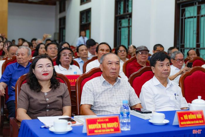 Đại biểu tham dự chương trình.