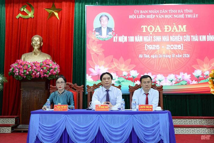  Chủ trì tọa đàm gồm các đồng chí: PGS.TS Võ Quang Trọng - Ủy viên Ban Thường vụ Hội Văn nghệ dân gian Việt Nam; TS Nguyễn Tùng Lĩnh - Chủ tịch Hội Liên hiệp VHNT Hà Tĩnh; nhà nghiên cứu Phan Thư Hiền - Chi hội trưởng Chi hội Văn nghệ dân gian Việt Nam tại Hà Tĩnh. 