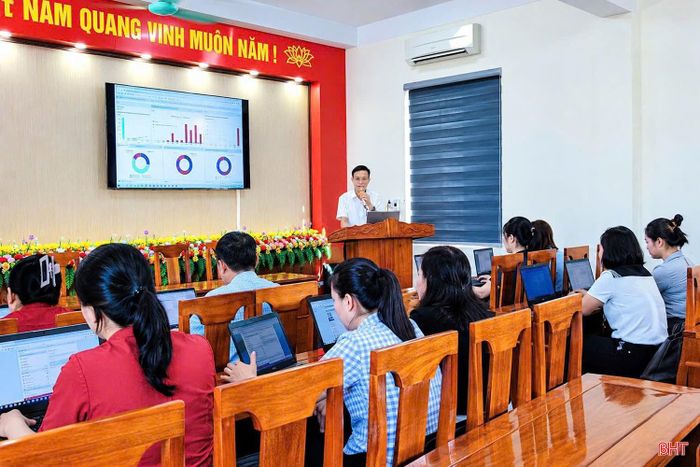Trường Tiểu học Gia Hanh tăng cường tập huấn kiến thức về chuyển đổi số cho cán bộ, giáo viên.