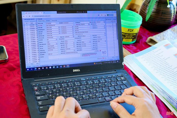Học bạ số, sổ liên lạc điện tử giúp cô giáo Nguyễn Thị Oanh quản lý thông tin học sinh khoa học, thuận tiện.