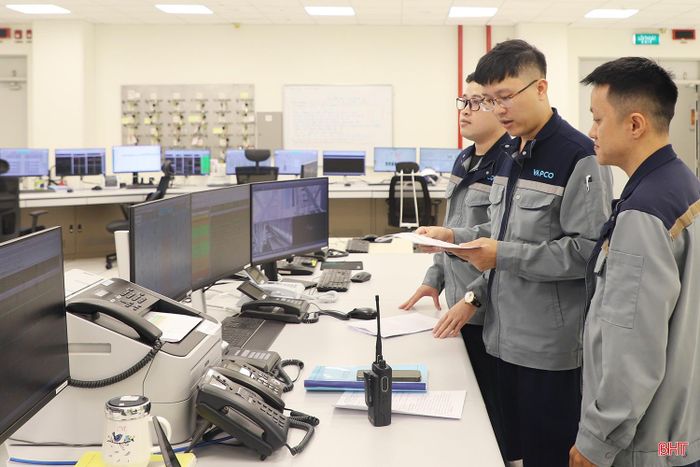 Kỹ sư theo dõi thông số vận hành của Nhà máy Nhiệt điện Vũng Áng 2 tại Phòng điều khiển trung tâm.