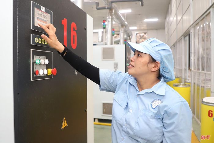 Nhu cầu sử dụng điện phục vụ sản xuất - kinh doanh của cộng đồng doanh nghiệp tăng cao dịp cuối năm.
