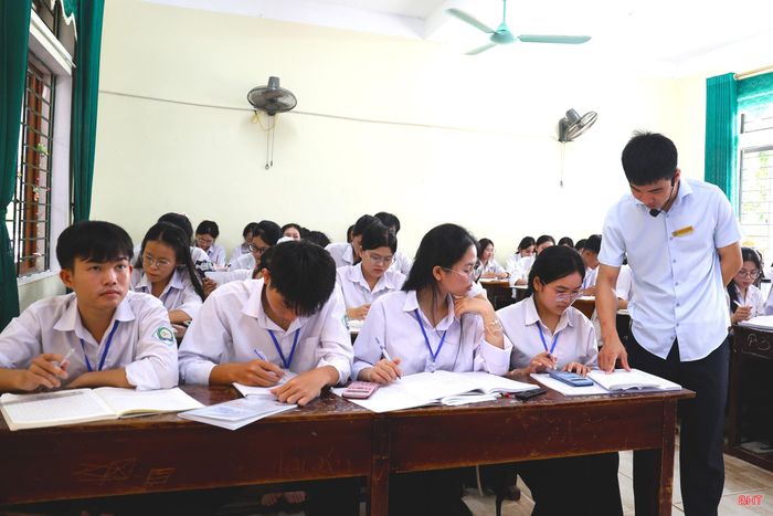 Thầy giáo Nguyễn Cao Thiện - Giáo viên môn Toán, Trường THPT Cẩm Xuyên - Phân hiệu hướng dẫn học sinh lớp 12 trong giờ ôn tập