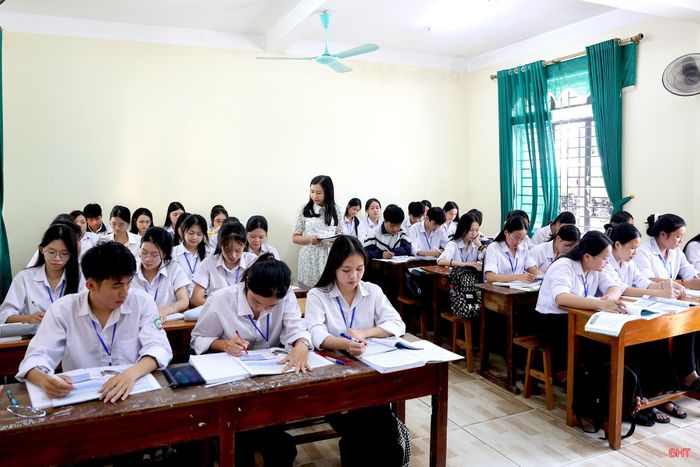 Học sinh lớp 12 Trường THPT Lê Quý Đôn ôn tập theo tổ hợp môn đã lựa chọn.
