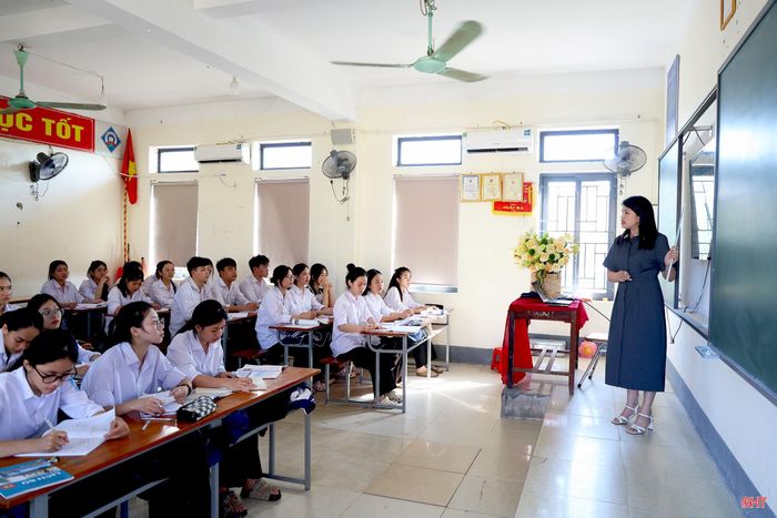 Cô giáo Bùi Thị Chiến - giáo viên môn Lịch sử (Trường THPT Lê Quý Đôn) hướng dẫn học sinh cùng cố kiến thức theo chuyên đề ôn tập.