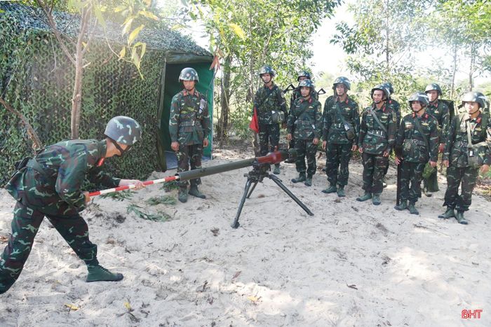 Các chiến sĩ ở Trung đội 2, Đại đội 15, Trung đoàn 19, Sư đoàn 968 (Quân khu 4) lau chùi súng diệt tăng, chuẩn bị ngày mai diễn tập.