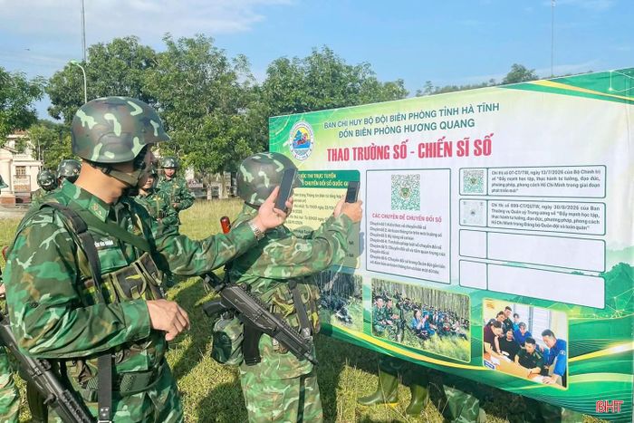 Lực lượng tham gia diễn tập thực binh "Đánh địch xâm nhập, bảo vệ biên giới" tham gia mô hình "Thao trường số - Chiến sĩ số" trong ngày cuối cùng huấn luyện.