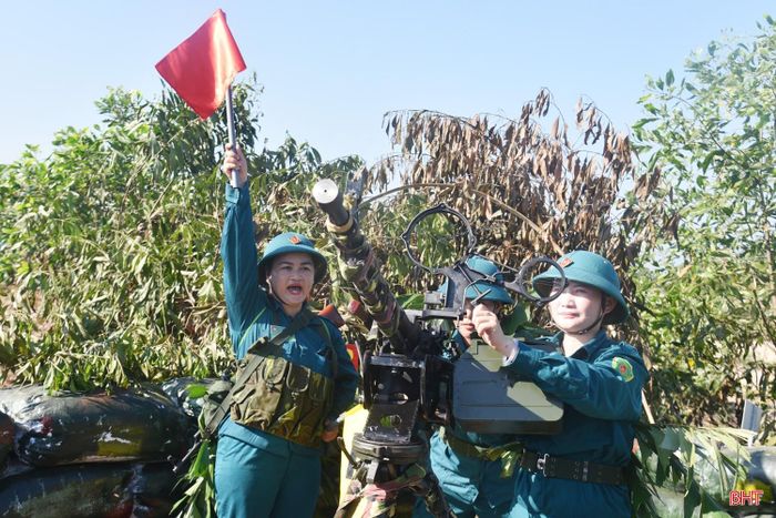 Các nữ chiến sĩ dân quân địa phương tập luyện lượt cuối phương án phối hợp bảo vệ bầu trời quê hương.