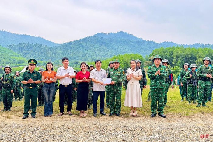 Hậu phương đến thăm hỏi, động viên các lực lượng tham gia diễn tập trên thao trường khu vực miền núi trước ngày diễn tập.