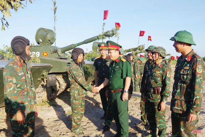 Đại tá Hoàng Xuân Đông - Chỉ huy trưởng Bộ CHQS tỉnh, Phó Trưởng ban Thường trực Ban Chỉ đạo diễn tập KVPT tỉnh thăm, động viên, bắt tay những người lính trước ngày diễn tập.